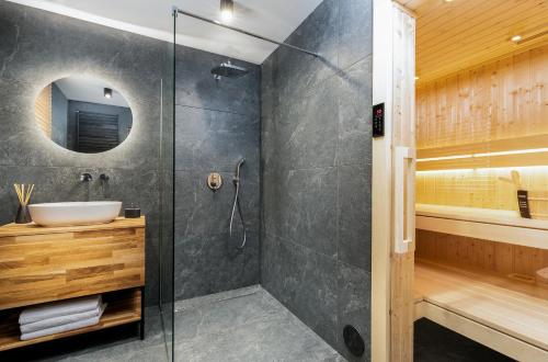 Et badeværelse på odNova - Holiday home with SPA