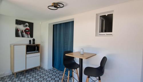 Le Cap d'Agde, très proche village naturiste, 2 mn à pied, un coin de détente dans la pinède