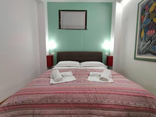 1 dormitorio con 1 cama grande y 2 toallas. en Il Bassotto - Homy 5 Terre, en Volastra