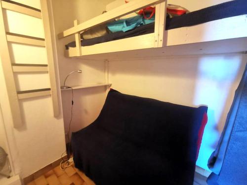 - une chambre avec des lits superposés et un oreiller au sol dans l'établissement 5031 Ambassade du Soleil 513, au Cap d'Agde