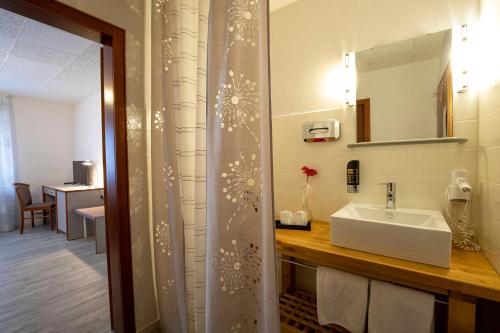 y baño con lavabo y espejo. en Berghotel Waidmannsheil en Battenberg