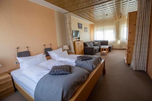 Ένα ή περισσότερα κρεβάτια σε δωμάτιο στο Berghotel Waidmannsheil