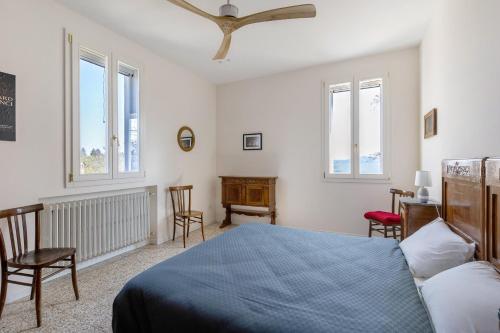 sypialnia z łóżkiem, biurkiem i oknami w obiekcie Villa sui Colli Bolognesi by Wonderful Italy w Bolonii