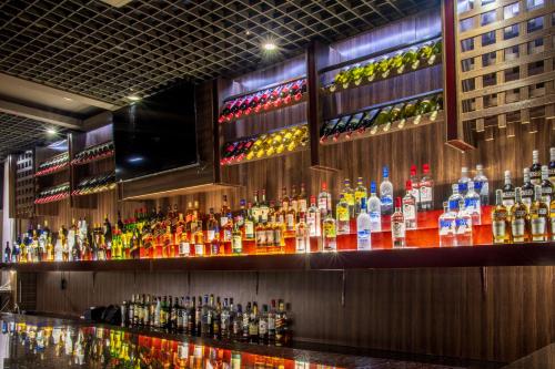 un bar con un montón de botellas de alcohol en Palm Africa Hotel Juba en Yuba