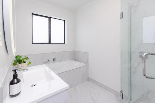 Ένα μπάνιο στο Stay in Newly Built House