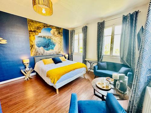 - une chambre avec un lit et un canapé dans l'établissement Manoir de la Marjolaine, à Cabourg