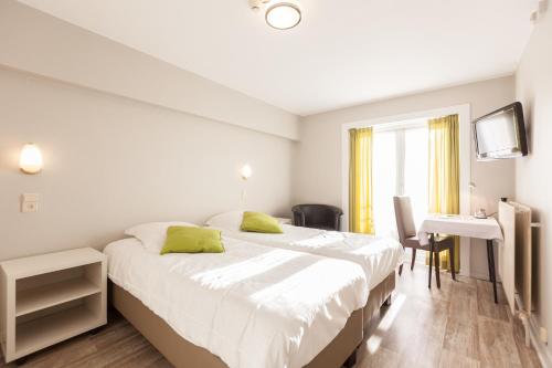 Een bed of bedden in een kamer bij Hotel Les Mouettes