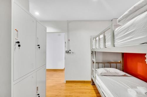 سرير بطابقين أو أسرّة بطابقين في غرفة في Chill Inn Bangkok