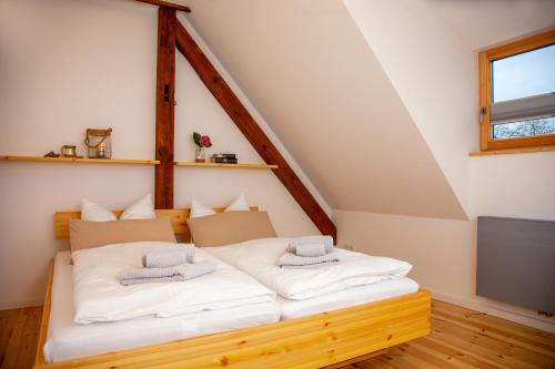 um quarto com uma cama num sótão em Ferienwohnung Am Ufer an der Müritz em Rechlin