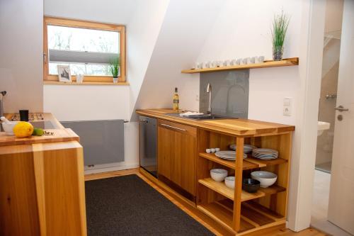 uma pequena cozinha com um balcão e um lavatório em Ferienwohnung Am Ufer an der Müritz em Rechlin