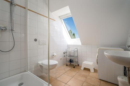 a bathroom with a shower and a toilet and a sink at Ferienappartement Müritzkoje in Vipperow