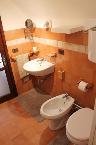 een badkamer met een wit toilet en een wastafel bij Malta & Tufo in Altamura