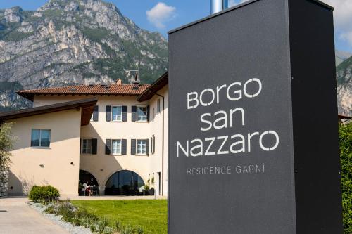 ein Schild für ein Hotel vor einem Gebäude in der Unterkunft Borgo San Nazzaro in Riva del Garda