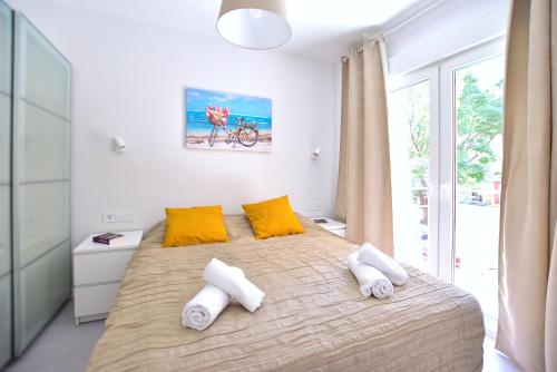 ein Schlafzimmer mit einem großen Bett mit gelben und weißen Kissen in der Unterkunft Emma Apartment Central in Valencia