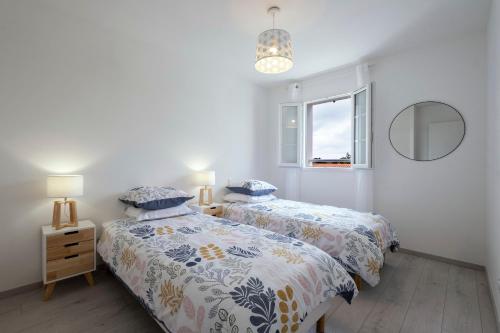 Un pat sau paturi într-o cameră la L'Hirondelle Blanche - 4 étoiles