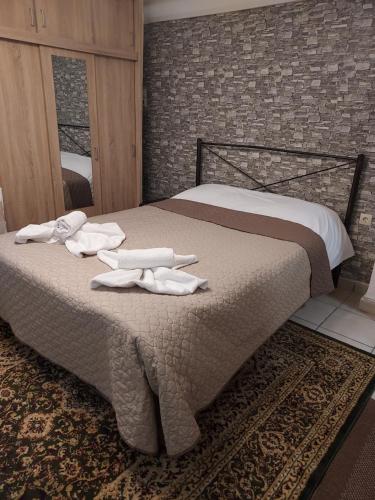 1 dormitorio con 1 cama con toallas en Boutique Kalithea, en Atenas