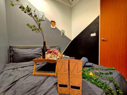 - une chambre avec un lit et une table avec un arbre dans l'établissement Citizen Premium Suite - Old Klang Road, à Kuala Lumpur