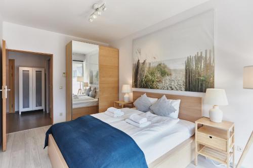 una camera da letto con un grande letto con una coperta blu di Playa Baltis 26 a Międzyzdroje