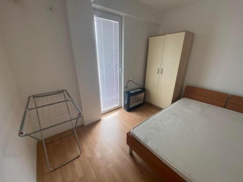 een slaapkamer met een bed en een plank bij City View Condominium in Skopje