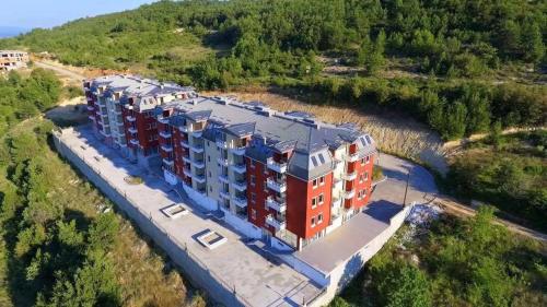 een luchtzicht op een groot appartementencomplex bij City View Condominium in Skopje