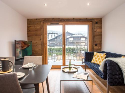 un salon avec un canapé et une table dans l'établissement Appartement neuf et équipé au centre de Chamonix - FR-1-343-220, à Chamonix-Mont-Blanc