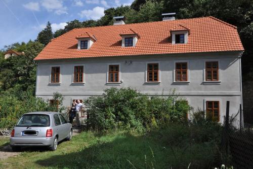 une voiture garée devant une maison avec un toit orange dans l'établissement Apt. overlooking the castle Nižbor20km from Prague, à Nižbor