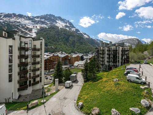 Élégant 3 pièces rénové avec balcon, cœur de Val-d'Isère, proche commodités