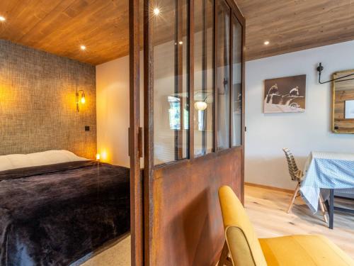 une chambre avec un lit, une table et des chaises dans l'établissement Superbe 3 pièces au centre de Val-d'Isère, haut standing, Wi-Fi, 2 salles d'eau, proche commodités - FR-1-694-34, à Val dʼIsère