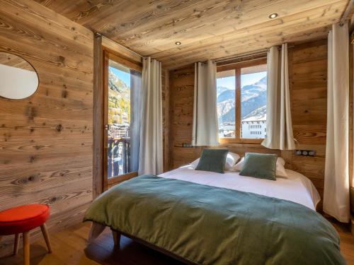 - une chambre avec un lit et une fenêtre donnant sur les montagnes dans l'établissement Luxueux appartement 4 pièces avec balcon, wifi, parking et services de conciergerie - FR-1-694-30, à Val dʼIsère