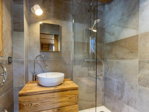 une salle de bain avec un lavabo et une douche en verre dans l'établissement Luxueux appartement 4 pièces avec balcon, wifi, parking et services de conciergerie - FR-1-694-30, à Val dʼIsère