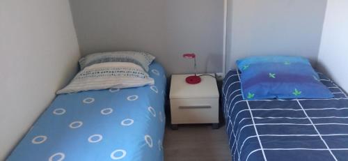 une petite chambre avec deux lits et une table dans l'établissement appartement 3pieces, à Argelès-sur-Mer