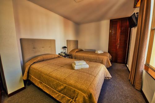 a hotel room with two beds in a room at Pan American Hotel in La Paz