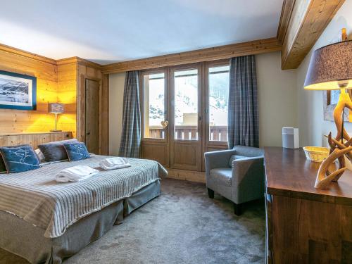 a bedroom with a bed and a desk and a chair at Appartement Val-d'Isère, 5 pièces, 8 personnes - FR-1-694-114 in Val-d'Isère