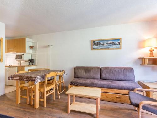un salon avec un canapé et une table dans l'établissement Appartement agréable au pied des pistes avec cuisine équipée - Animaux acceptés - FR-1-694-146, à Val dʼIsère