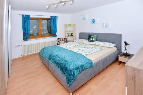 A bed or beds in a room at Ferienwohnung Karawankenblick