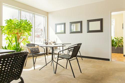 a dining room with a table and chairs at Hotel L'Oiseliere Montmagny in Montmagny