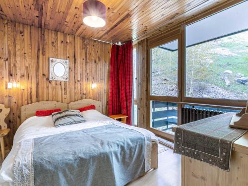 une chambre avec un lit et une grande fenêtre dans l'établissement Charmant appartement 2 pièces avec balcon, cuisine équipée et belles vues - 5 pers - FR-1-694-195, à Val dʼIsère