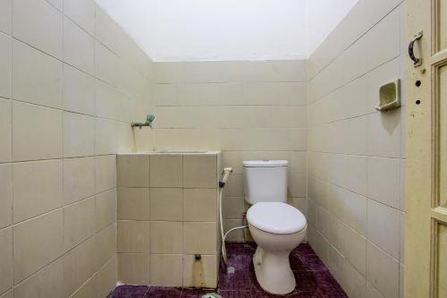 baño con aseo blanco en una habitación en OYO 92505 Asta Guesthouse en Yogyakarta