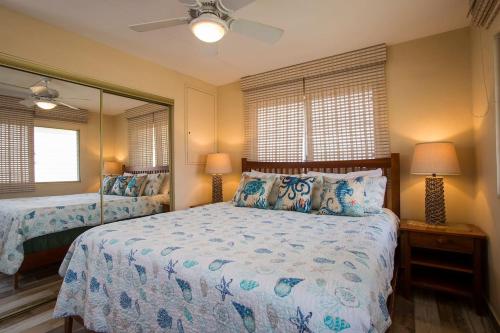 a bedroom with two beds and a ceiling fan at Kihei Kai Nani 349, 1 BR, Top Floor, Pool, Wi-Fi, Sleeps 4 in Kihei
