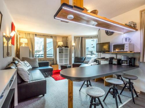 un salon avec un canapé et une table dans l'établissement Agréable 2P skis aux pieds avec parking couvert - FR-1-694-220, à Val dʼIsère