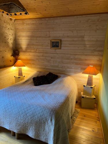 ein Schlafzimmer mit einem weißen Bett und zwei Lampen in der Unterkunft Gite du Facteur in Lens-Lestang