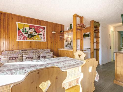 une salle à manger avec une table et une cuisine dans l'établissement Appartement aux pieds des pistes, exposé Sud, 6 pers, animaux acceptés - FR-1-694-227, à Val dʼIsère