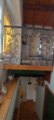 una cocina con una encimera con una estantería con platos en Il nido di Agnese, en Garda