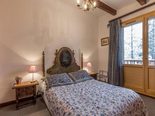 a bedroom with a large bed and a window at Appartement Val-d'Isère, 3 pièces, 6 personnes - FR-1-694-309 in Val-d'Isère
