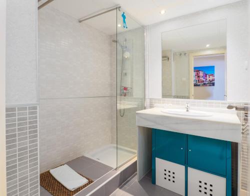 a bathroom with a sink and a shower at 2174-Huge 3 bedrooms with terrace and pool in Manilva