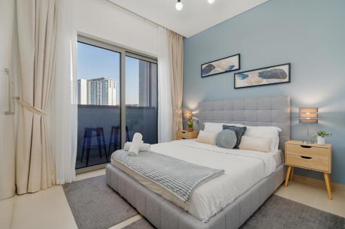 Postel nebo postele na pokoji v ubytování White Sage - Elegant Apartment With Unobstructed City Views