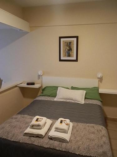 - une chambre avec un lit et 2 serviettes dans l'établissement Excelente monoambiente completo, funcional y muy cómodo - Zona "Aldrey", à Mar del Plata
