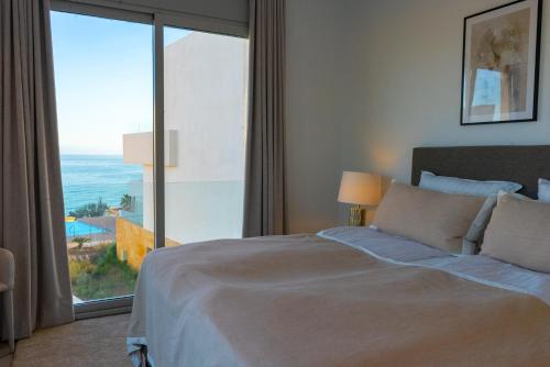 Villa Palm Beach - Incredible villa with 5 rooms, amazing sea view and private pool 객실 침대