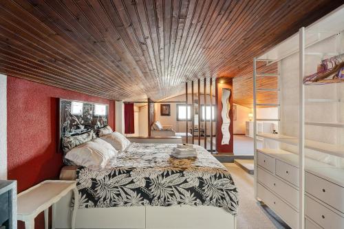 um quarto com uma cama grande e um tecto em madeira em Appartamento Gran Vista em Premeno