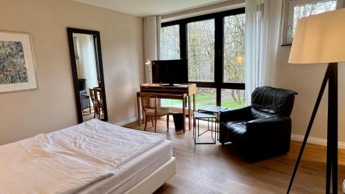 1 dormitorio con cama, escritorio y silla en Kloster Steinfeld Gästehaus en Kall